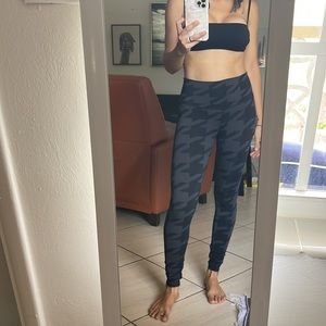 Alo yoga black and grey modern herringbone legging